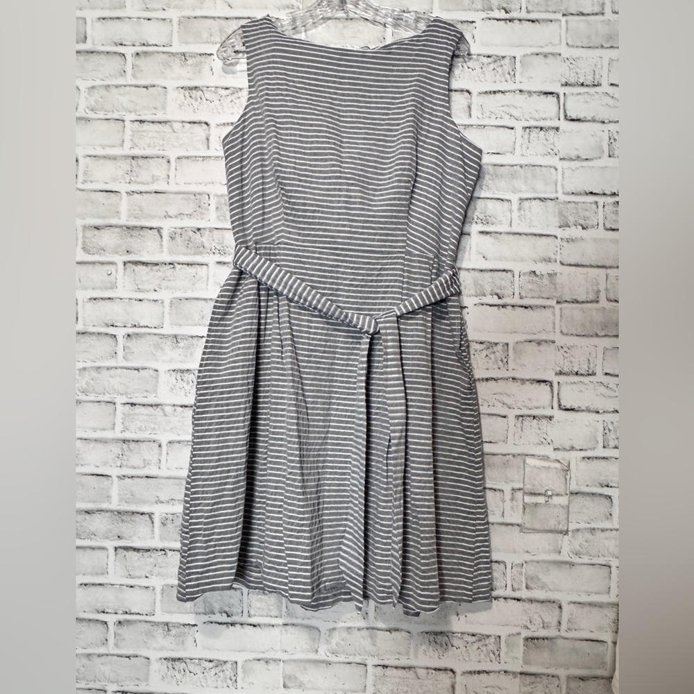 Anne Klein Gray and White Striped Dress tie‎ pockets zip up in back knee length